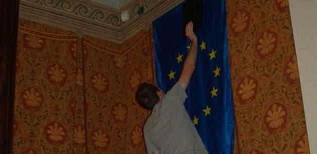 Jakl nechal strhnout vlajku Evropské unie